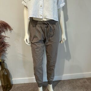 Rachel Zoe Relaxed Fit Stretch Jogger Pants | NWOT | Size Small Taupe